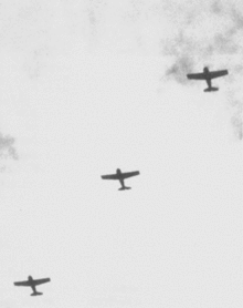 F4F Wildcat-jagere fra de amerikanske marinesoldater stiger op fra Henderson Field for at angribe indkommende japanske fly i slutningen af august eller begyndelsen af september 1942.  
