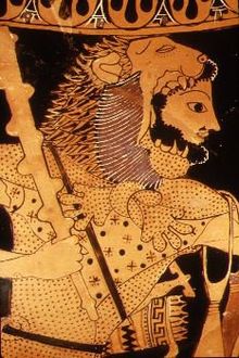 Herakles bär sin klubba av olivträ och bär ett lejonskinn.  