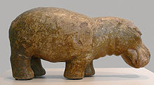 Fajansinė skulptūrėlė iš Egipto Naujosios karalystės, XVIII-XIX dinastijos, apie 1500-1300 m. pr. m. e., kai hipopotamai vis dar buvo plačiai paplitę palei Nilą.