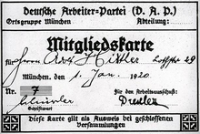 Hitlerin DAP-puoluekortti, jossa on väärennetty jäsennumero 7.  