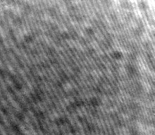 Close-up foto van het oppervlak van een hologram. Dit is een hologram van een speelgoedauto.  