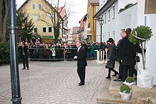 Horst Köhler Brackenheimissa Theodor Heussin pronssipatsaan paljastamisen jälkeen.