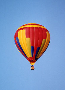 Een heteluchtballon tijdens de vlucht boven Quebec.