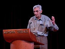 Howard Zinn przemawia w 2009 r.