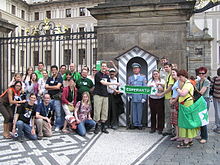 2009'da Uluslararası Esperanto Gençlik Kongresi sırasında Prag Kalesi'ne yapılan gezinin katılımcıları