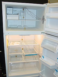 Ein Haushaltskühlschrank mit einem geöffneten Gefrierfach oben und einem geöffneten Kühlfach unten