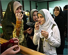 Paauglės musulmonės mergaitės, per Iftar vakarienę Naujajame Džersyje dėvinčios hidžabą simbolizuojančias skareles