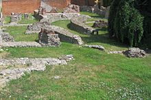 Zbytky císařského paláce Mediolanum (Milán). Císařský palác (postavený především Maximiánem, Diokleciánovým spolupracovníkem) byl rozsáhlý komplex s několika budovami, zahradami, nádvořími, určený pro císařův soukromý i veřejný život, pro jeho dvůr, rodinu a císařskou byrokracii.  
