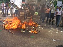 Pákistánští přívrženci Šáhího pálí své pasy během protestu v Indii (duben 2007).