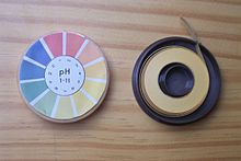Un rollo de indicador universal, con una escala de colores en la cubierta  