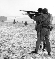 Ogień amerykańskiej piechoty na wroga pod Bastognem, grudzień 1944 r.