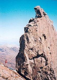 Alpinistas ant Neprieinamos viršūnės vakarinės keteros, nufotografuotas iš Sgùrr Dearg žemutinės viršūnės.