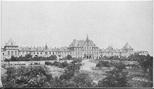 "Irrenschloss" (Neprātīgo pils) Šeit, Frankfurtes pie Mainas, Vācijā, pilsētas patversmē vājprātīgajiem un epilepsijas slimniekiem, Auguste Deter tika ievietota 51 gada vecumā, tikai astoņus mēnešus pēc simptomu parādīšanās. Viņa bija pirmā persona, kurai tika diagnosticēta tā sauktā Alcheimera slimība, viņas gadījumā - agrīna Alcheimera slimība.