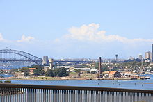 Ostrov Cockatoo Island z mostu Gladesville Bridge