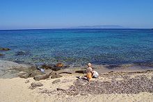 Una playa de la isla del Giglio, con vistas al monte Argentario en la costa toscana.  