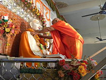 Rambhadracharya 25 Ekim 2009 tarihinde Tulsi Peeth'te Tulsidas'ın heykeline çelenk taktı