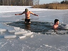 Bagno in un buco di ghiaccio, Polonia.