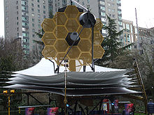Modello a grandezza naturale del JWST mostrato al meeting AAS del 2007 a Seattle, Washington. È alto due piani e pesa diverse tonnellate. Credito: Rob Gutro, NASA/GSFC.