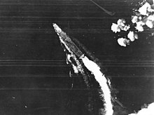 B-17 angreb misser Hiryū; dette billede blev taget mellem kl. 08:00-08:30. En Shotai med tre Zeros er opstillet nær broen. Dette var en af flere kampflypatruljer, der blev iværksat i løbet af dagen.  