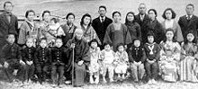 Az első japán-brazil (nipo-brasileiros) bevándorlók 1908-ban érkeztek a Kassato Maru fedélzetén. Ők magukat isseinek nevezték.