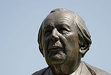 Parte de una estatua de Piaget, en un parque, en Ginebra