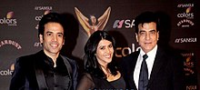 Ekta Kapoor (Mitte) mit Bruder Tusshar (links) und Vater Jeetendra (rechts)