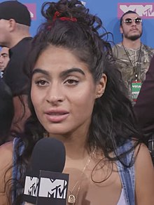 La estrella canadiense del pop Jessie Reyez puso voz a dos temas  