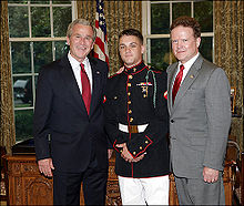 Jim Webb se svým synem Jimmym a Georgem W. Bushem, březen 2008