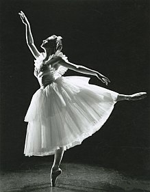 Jocelyn Vollmar als Myrtha poseert en arabesk in een jurk die typisch is voor een "wit" ballet (1947)  