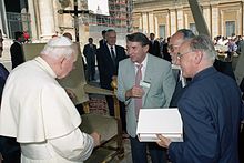 Papa John Paul II, Esperanto Missal ve Lectionary'yi Esperanto Katolikler örgütünden devralır.
