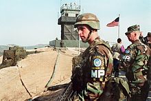 Američtí vojáci z Velitelství OSN na pozorovatelských operacích v Jižní Koreji (kolem roku 1997).