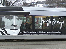 Joseph Beuys esittäytyy raitiovaunussa Düsseldorfissa