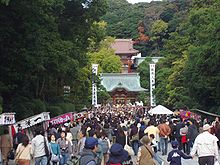 Folla al santuario Tsurugaoka Hachiman-gū a Kamakura.