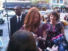 Gillan semnează autografe la premiera americană a filmului "The Eleventh Hour"