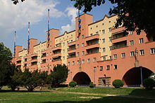 El Karl Marx Hof de Viena es un famoso complejo de viviendas, construido a finales de la década de 1920. Es rectangular, con más de un kilómetro de longitud, y probablemente uno de los mayores edificios de este tipo del mundo.  