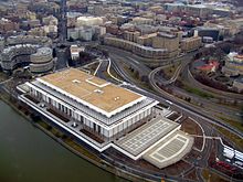 Das Kennedy Center aus der Luft gesehen. Ein Teil des Watergate-Komplexes ist auf der linken Seite zu sehen