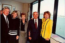 Lawfordin kanssa (äärimmäisenä oikealla) ovat (vas.) senaattori Ted Kennedy, Jean Kennedy Smith, Raisa Gorbatshova ja Mihail Gorbatshov.  