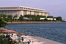Das John F. Kennedy Center for the Performing Arts liegt entlang des Potomac River