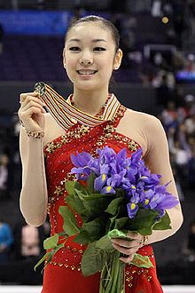 Kim con la sua medaglia d'oro ai campionati mondiali di pattinaggio di figura del 2009.