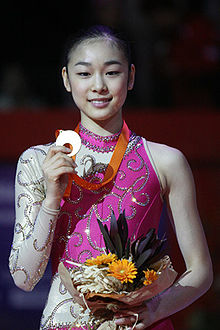 Kim durante la cerimonia della medaglia femminile alla finale del Grand Prix di pattinaggio di figura 2007-2008.