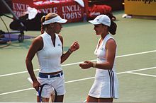 Kournikova (til venstre) og hendes doublepartner Martina Hingis