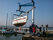 Pillar-mounted slewing crane