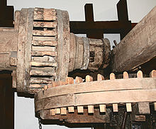 Engranaje de corona utilizado en un molino histórico.  