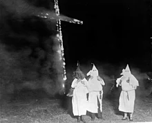 KKK queimando uma Cruz