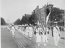 Członkowie Ku Klux Klanu maszerują Pennsylvania Avenue w Waszyngtonie w 1928 r.
