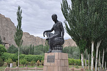 Statue af Kumārajīva foran Kizil-hulerne i Kuqa, Xinjiang, Kina  