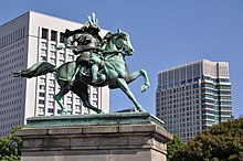 Socha Kusunokiho Masašigeho před císařským palácem v Tokiu  