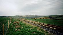 Skatoties no Exmoor 700 pēdu (210 m) augstuma uz kalnu virsotnēm un aiz tām uz jūru....