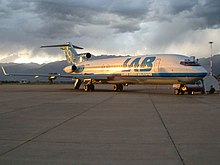 Lloyd Aéreo Boliviano 727-200 na letisku Jorge Wilsterman. Na chvoste lietadla 727 sú viditeľné zadné schody.
