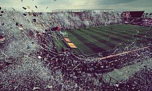 Im Fussball besteht der grundlegende Zweck der Fans darin, ihre Mannschaft während des Spiels zu ermutigen.
